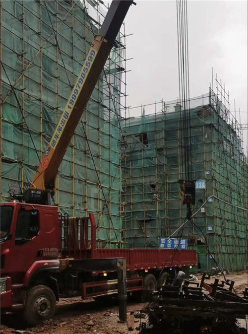 洮北区“慢工细活”—— 吊车的 “微动控制” 技术